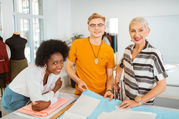 Uczestnicy z pracami hafciarskimi